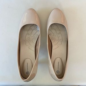 Nude patent leather pumps.